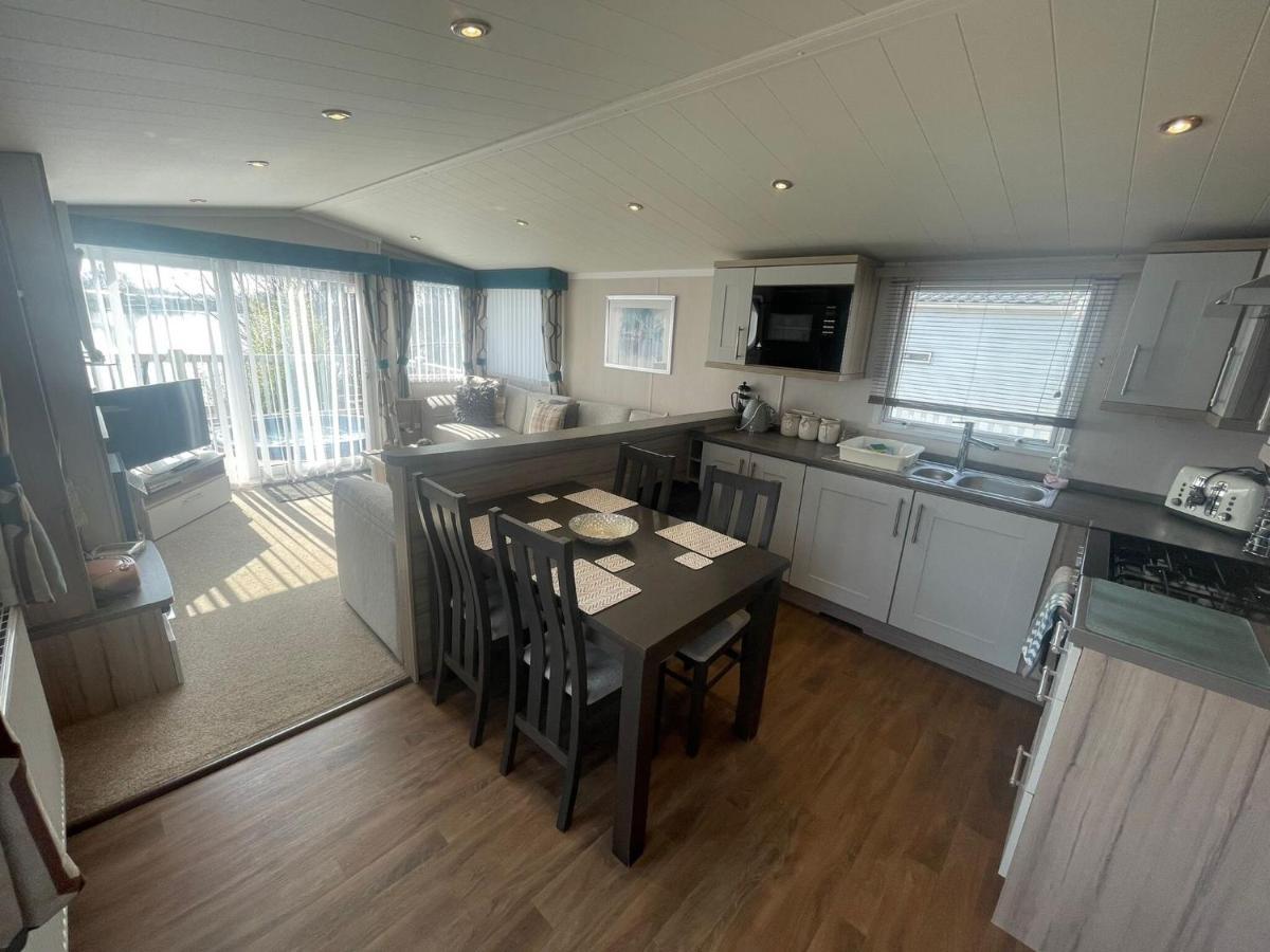 Lakeside Retreat 3 With Hot Tub, Private Fishing Peg Situated At Tattershall Lakes Country Park Extérieur photo