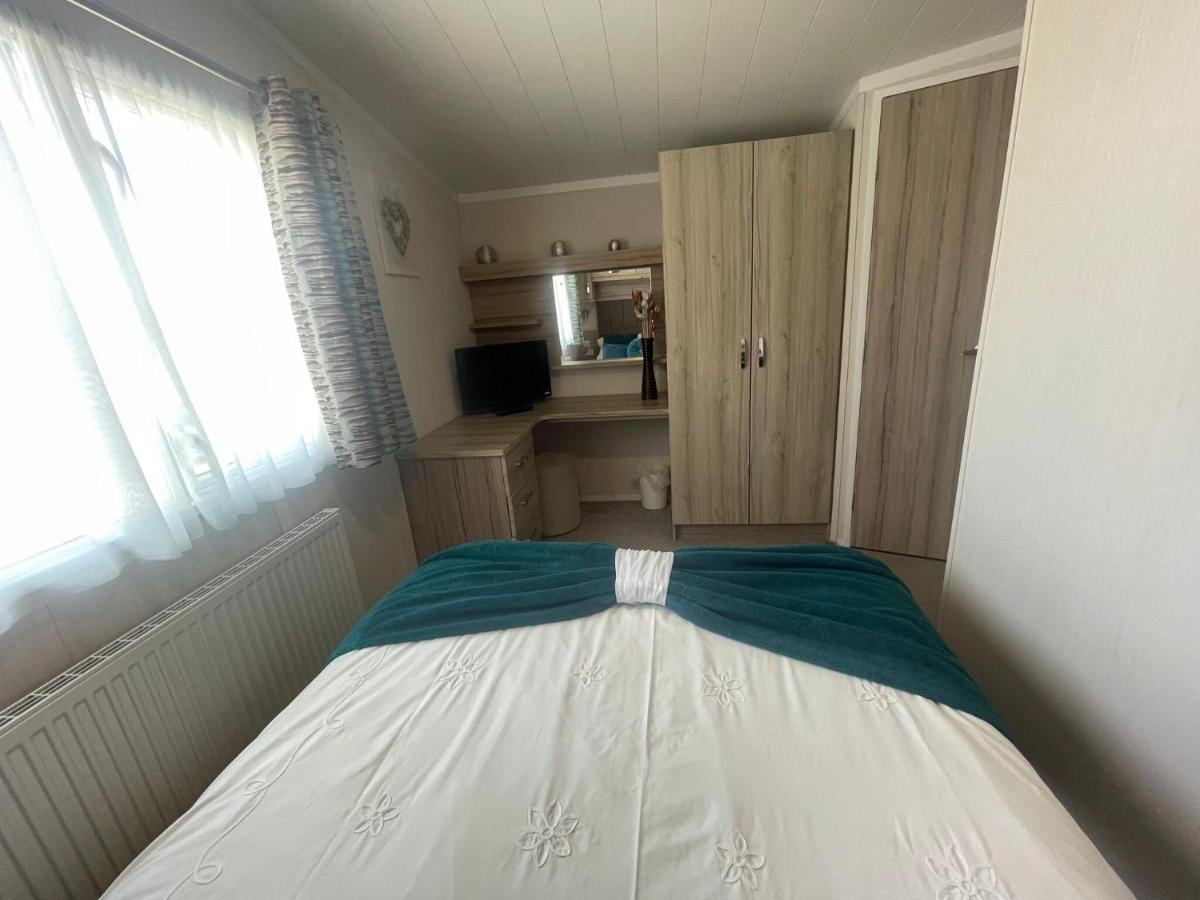 Lakeside Retreat 3 With Hot Tub, Private Fishing Peg Situated At Tattershall Lakes Country Park Extérieur photo