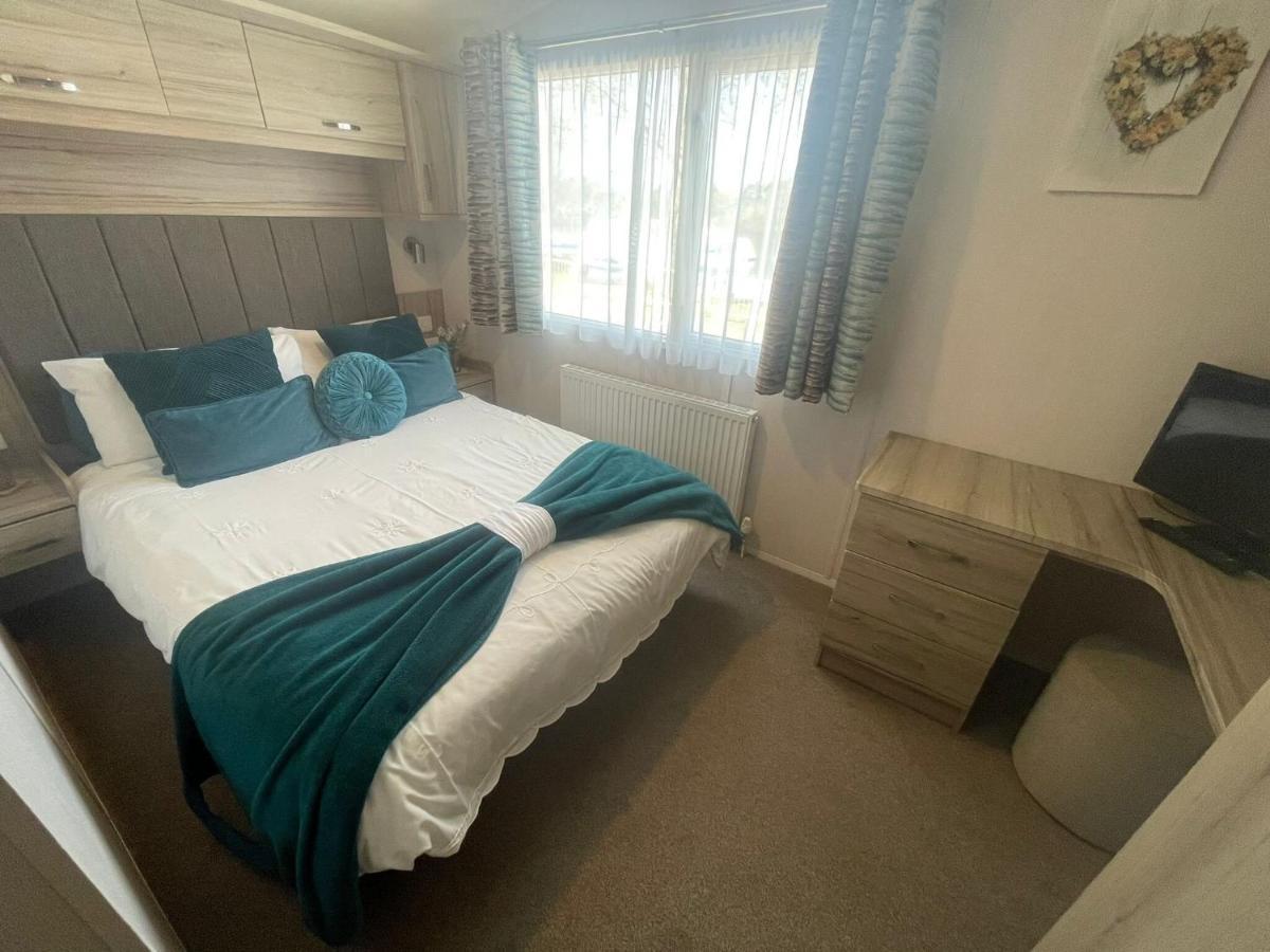 Lakeside Retreat 3 With Hot Tub, Private Fishing Peg Situated At Tattershall Lakes Country Park Extérieur photo