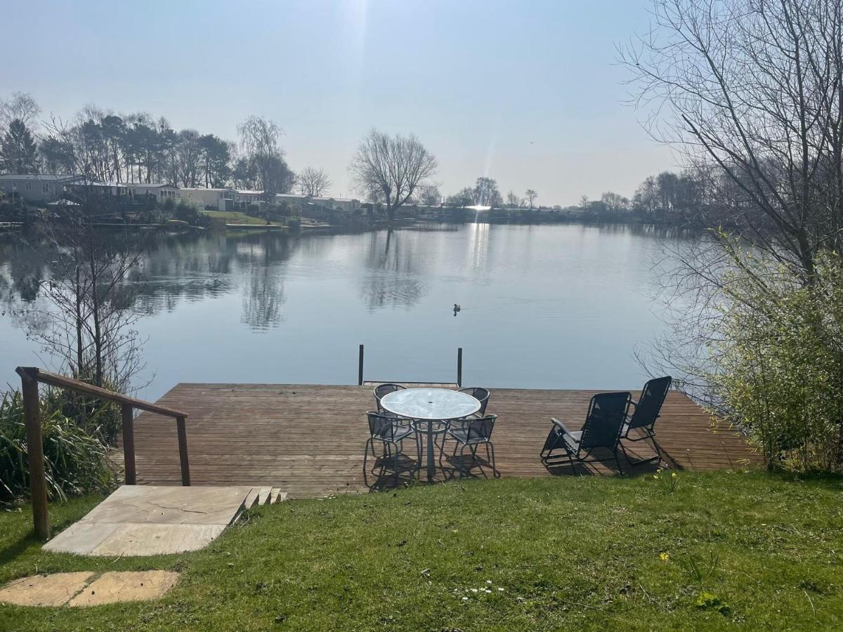 Lakeside Retreat 3 With Hot Tub, Private Fishing Peg Situated At Tattershall Lakes Country Park Extérieur photo