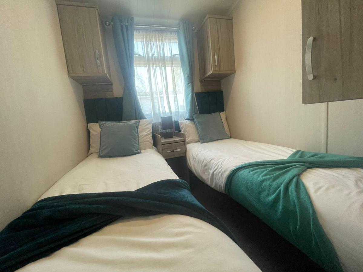 Lakeside Retreat 3 With Hot Tub, Private Fishing Peg Situated At Tattershall Lakes Country Park Extérieur photo