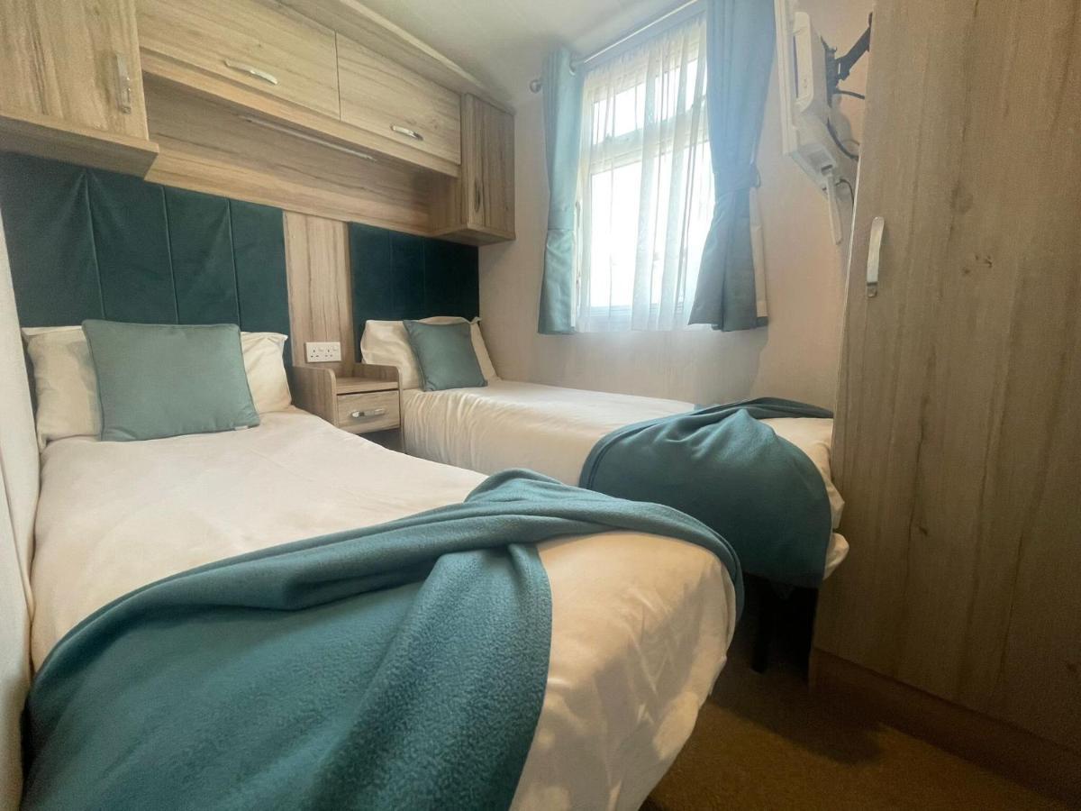 Lakeside Retreat 3 With Hot Tub, Private Fishing Peg Situated At Tattershall Lakes Country Park Extérieur photo