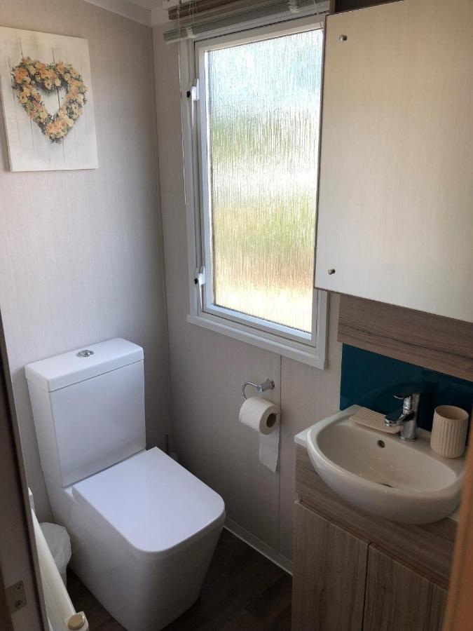 Lakeside Retreat 3 With Hot Tub, Private Fishing Peg Situated At Tattershall Lakes Country Park Extérieur photo