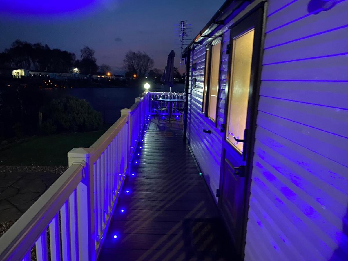 Lakeside Retreat 3 With Hot Tub, Private Fishing Peg Situated At Tattershall Lakes Country Park Extérieur photo