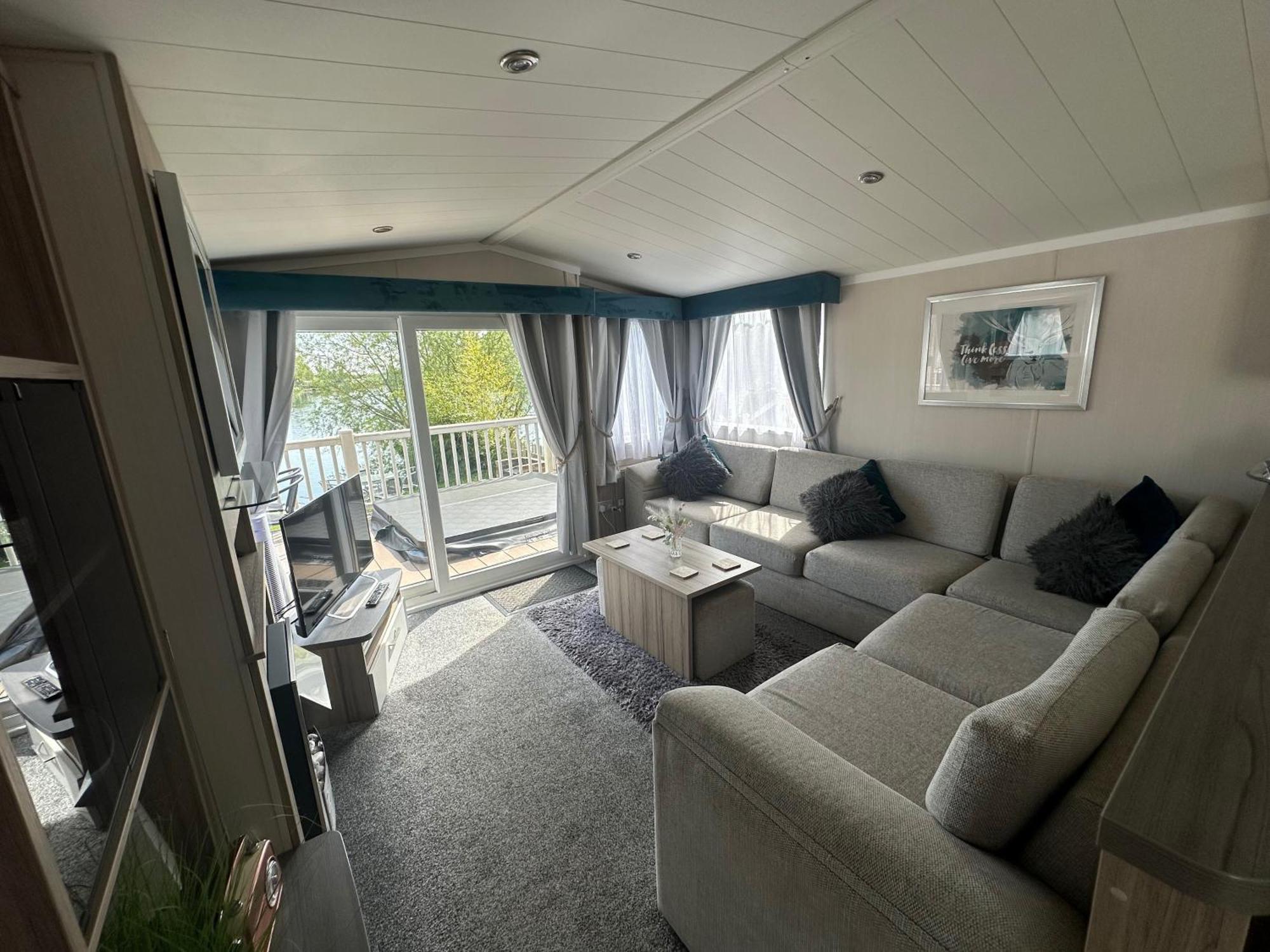 Lakeside Retreat 3 With Hot Tub, Private Fishing Peg Situated At Tattershall Lakes Country Park Extérieur photo